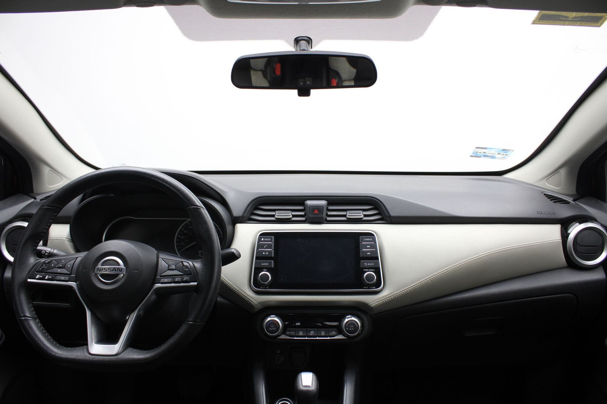 2022 Nissan Versa 1.6 Platinum Piel At