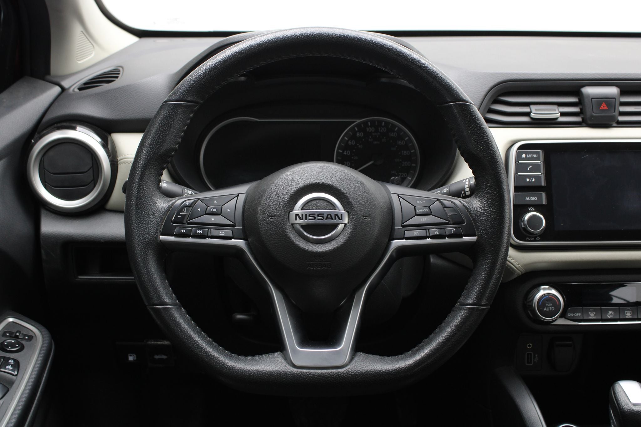 2022 Nissan Versa 1.6 Platinum Piel At